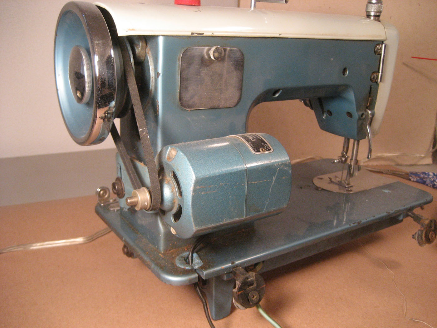 Sad, neglected sewing machine.